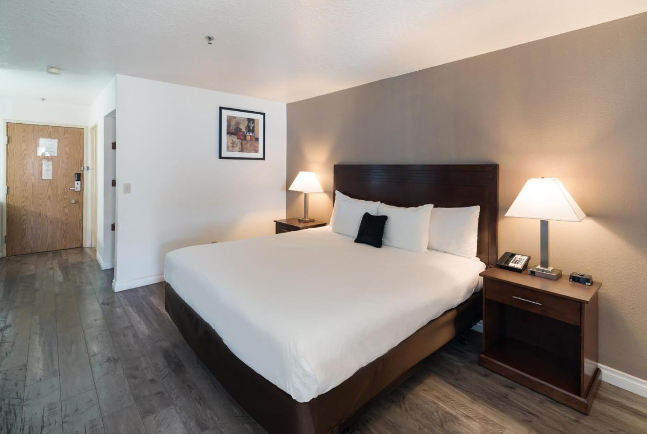 Hotel Red Lion & Tri-cities 3*